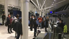 Cestující čekali na let, který byl několikrát odložen.