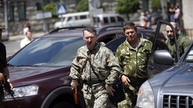 Strelkov obklopený vazali míří na válečnou poradu - teroristů.