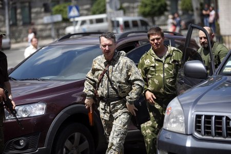 Strelkov obklopený vazali míří na válečnou poradu - teroristů.