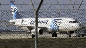 Katastrofa Egyptair MS804: Záhadný kouř z toalet a chybějící černé skříňky