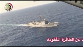 Egyptská loď pátrá po troskách zříceného stroje.