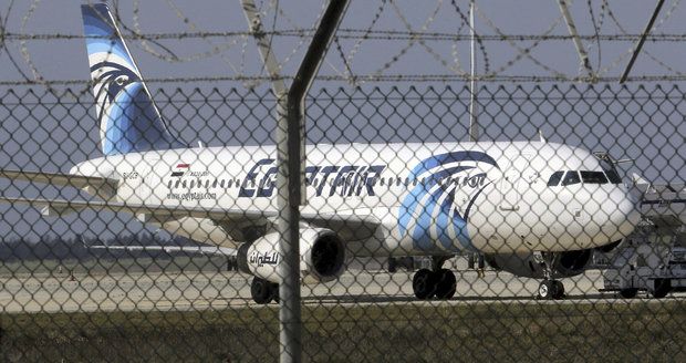 Katastrofa Egyptair MS804: Záhadný kouř z toalet a chybějící černé skříňky