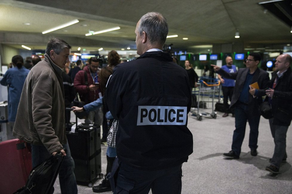 Policie hlídá letiště Charles de Gaulle v Paříži.