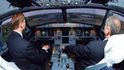 Let na zemi. Nejmodernější letecké simulátory dokážou věrně napodobit skutečné chování letadla v nejrůznějších situacích. Slouží nejen pilotům, ale například i k výcviku letušek a stewardů.