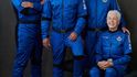 Jeff Bezos (uprostřed) nedávno podnikl úspěšný let do vesmíru. Jeho firma Blue Origin chce už v blízké době dopřát stejné potěšení svým bohatým zákazníkům.