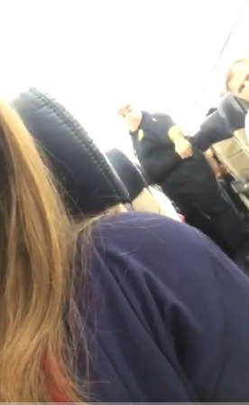 Vyšinutá žena chtěla za letu otevřít nouzový východ. Zpacifikovala ji policistka.