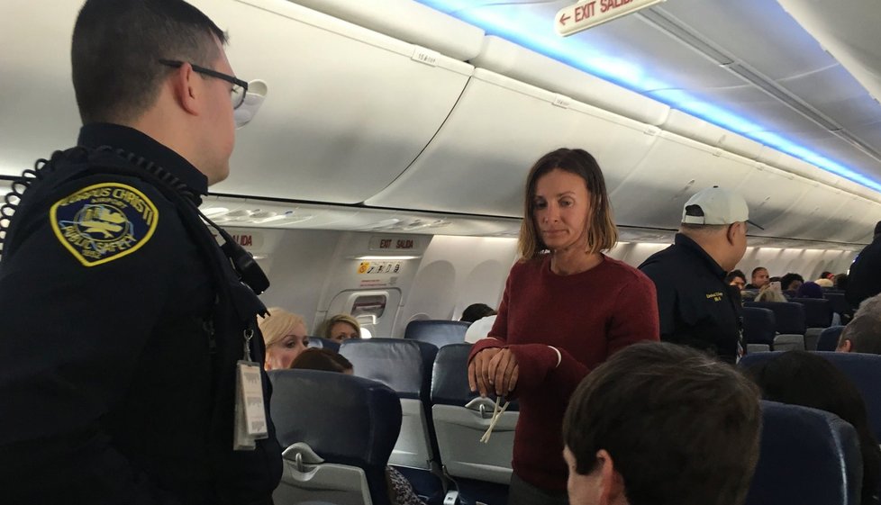Vyšinutá žena chtěla za letu otevřít nouzový východ. Zpacifikovala ji policistka.