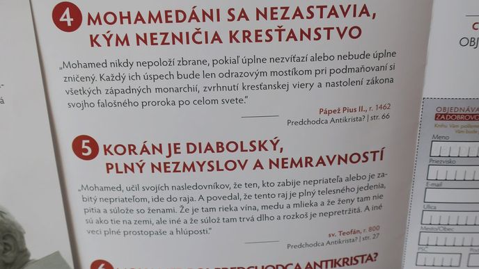 Leták v slovenském kostele v obci Bešeňová, který propaguje knihu, jež tvrdě útočí na islám.