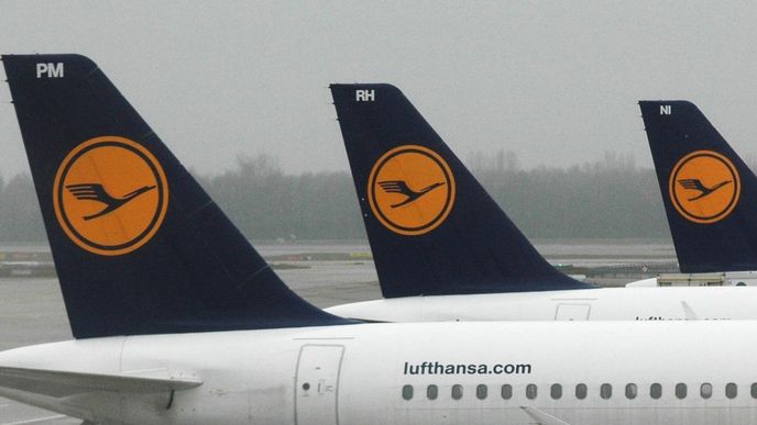 Letadla aerolinek Lufthansa na letišti v Mnichově