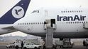 Letadla íránské letecké společnosti Iran Air, která mají již několik měsíců problémy s tankováním na většině evropských letišť, využívají k doplnění paliva i pražského ruzyňského letiště.