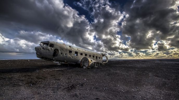 Jedním z nejznámějších vraků letadel je tento Douglas Super DC-3, jež patřil americkému námořnictvu. Nachází se na islandské pláži Sólheimasandur, kde téměř před 44 lety nouzově přistálo.