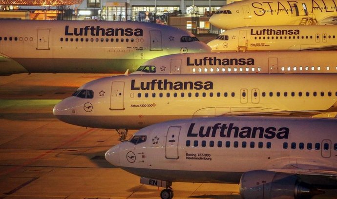 Letadla Lufthansy na letišti ve Frankfurtu