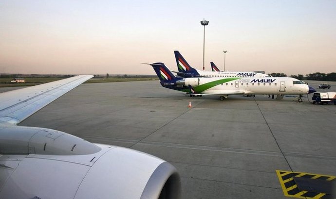 Letadla Malév na letišti v rumunském Cluji