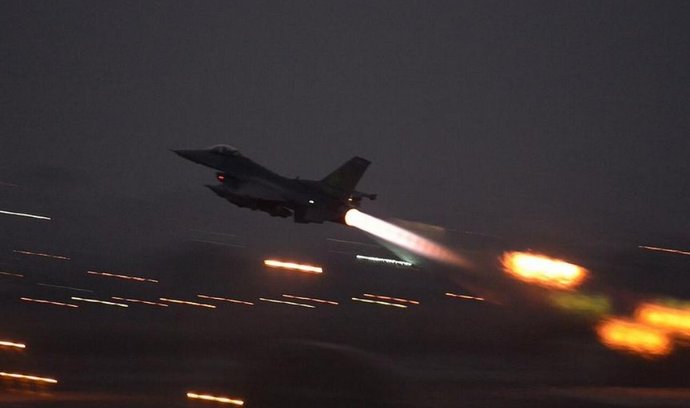 Letadla startují s turecké základny Inçirlik k misím nad Sýrií