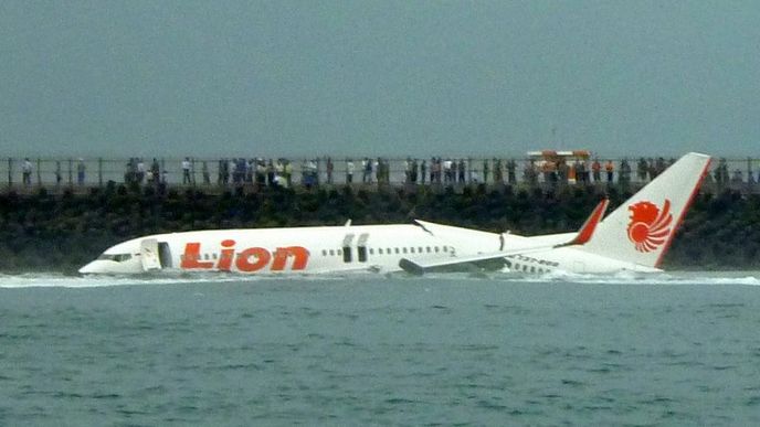 Letadlo aerolinek Lion Air skončilo v moři těsně před začátkem dráhy na ostrově Bali