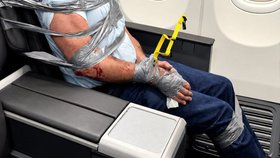 Agresivní senior dělal v letadle virvál a kousal. Přilepili ho stříbrnou páskou k sedadlu