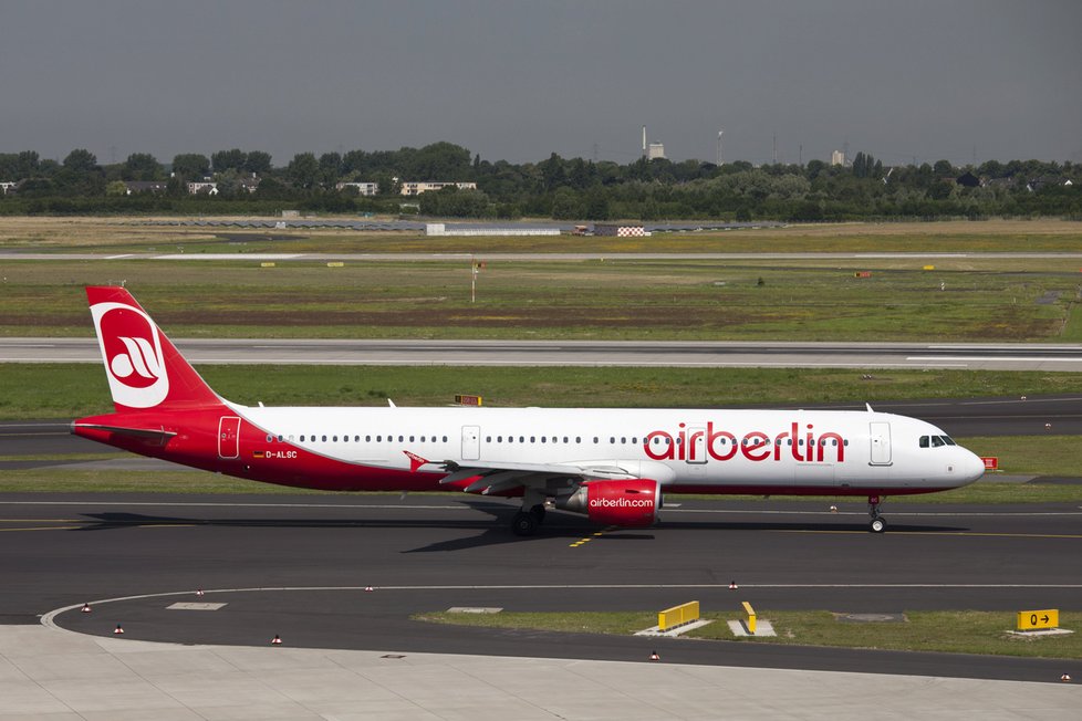 Pozemní personál berlínských letišť Tegel a Schönefeld v pátek ráno vstoupil do pětadvacetihodinové stávky za zvýšení mezd.