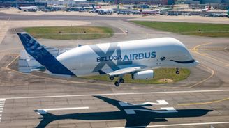 Tlustá velryba na obloze: Airbus otestoval novou verzi nákladního letadla Beluga