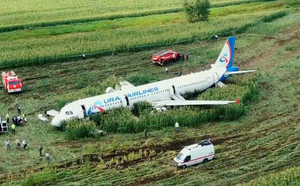 Airbus u Moskvy přistál v kukuřici (15. 8. 2019)