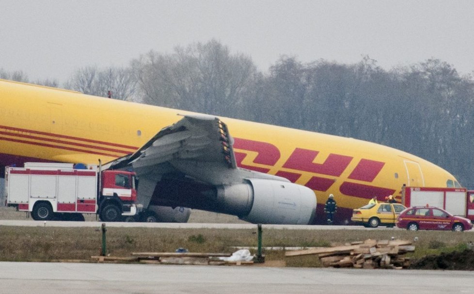 Airbusu 300 společnosti DHL se při přistávacím manévru zlomil podvozek.