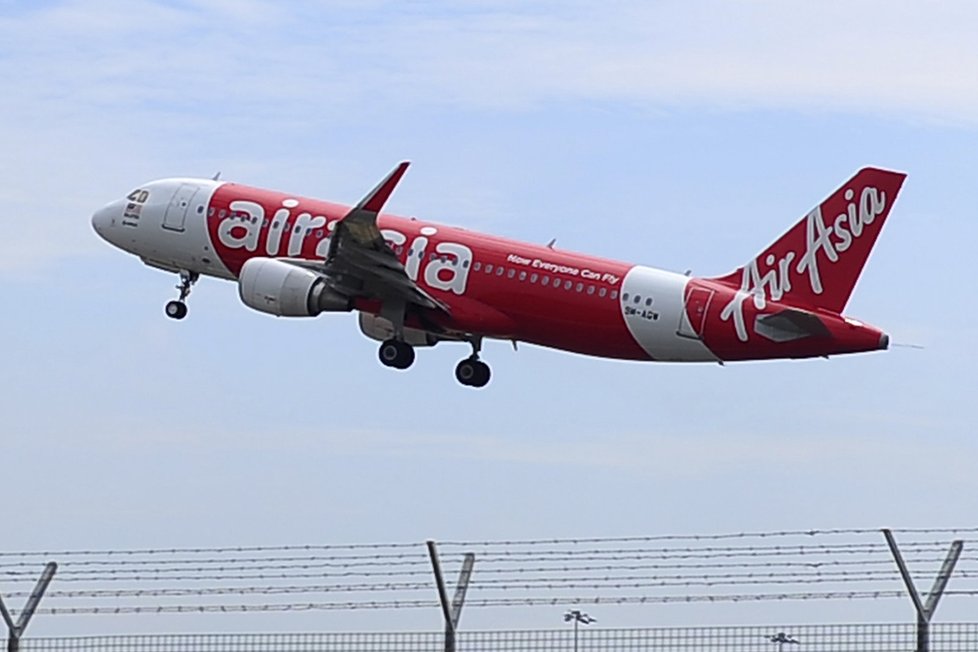 Airbus A320-200 společnosti AirAsia se ztratil