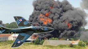 Při letecké přehlídce v jižní Anglii poblíž letoviska Brighton se zřítil historický letoun