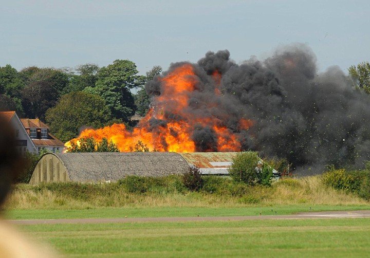 Při letecké přehlídce v jižní Anglii poblíž letoviska Brighton se zřítil historický letoun