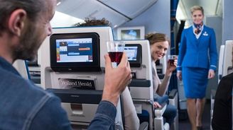 Střízlivé létání: aerolinky kvůli koronaviru zakazují alkohol na palubách