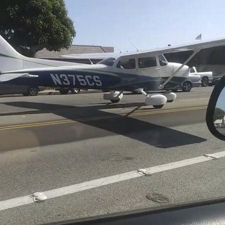 Letadlo nouzově přistálo uprostřed ulice