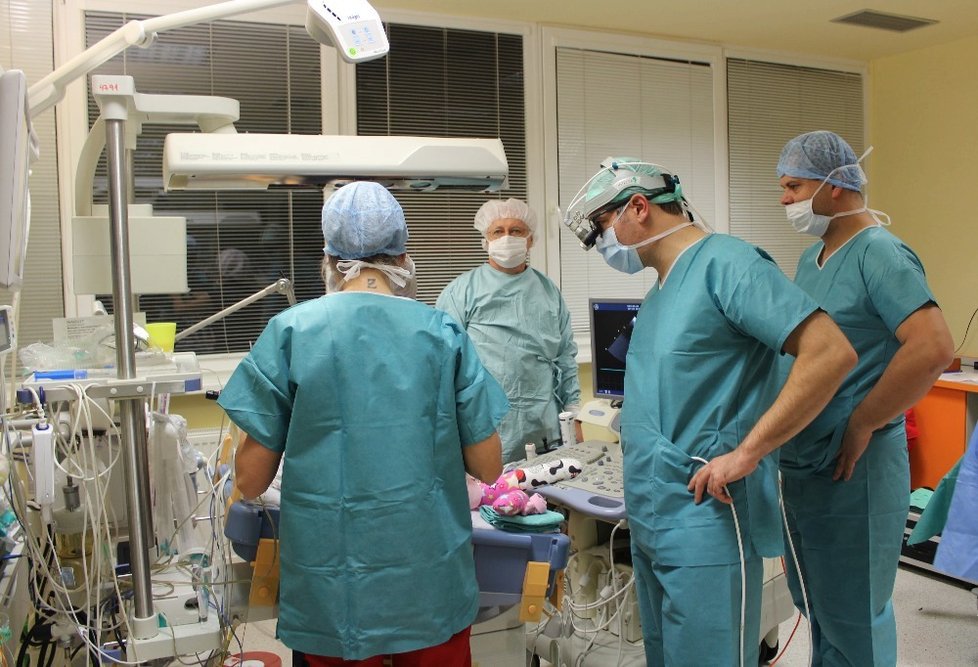 Čeští lékaři zachránili život tříměsíčnímu miminku.