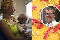 Český mikrobiolog radí: Na tohle v letadle zvýšený pozor! Proč jsou sedadla horší než záchod?