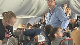 Neohrožení cestující letadla zpacifikovali šíleného spolucestujícího, který se uprostřed letu pokusil otevřít nouzové dveře.
