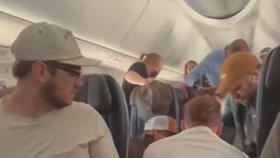 Neohrožení cestující letadla zpacifikovali šíleného spolucestujícího, který se uprostřed letu pokusil otevřít nouzové dveře.