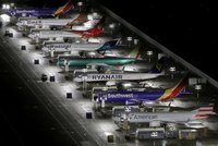 Uzemněné 737 MAX mají další „katastrofický“ problém. Boeing se musí zadlužit
