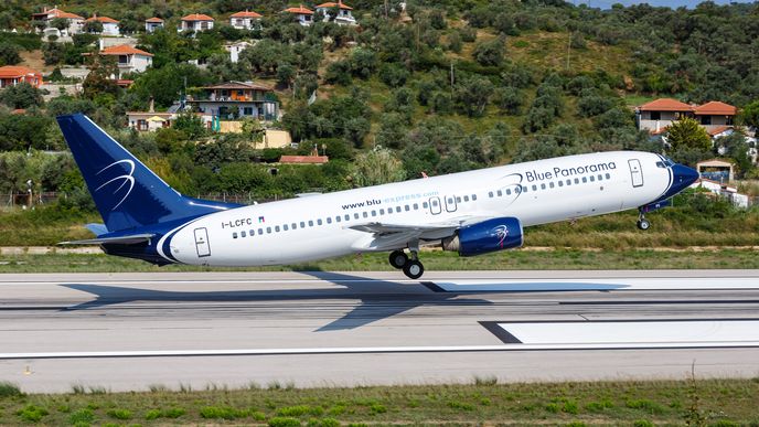 Rostoucí teploty představují potíže například pro řecká letiště. Fotografie zachycuje Boeing 737-800 na letišti Skiathos. Délka úzké ranveje nedosahuje ani dvou kilometrů, měří 1628 metrů.