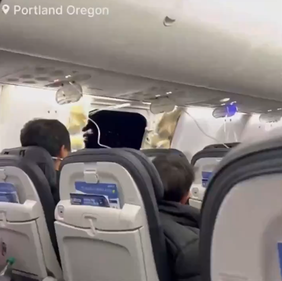 Boeing 737 Max po vzletu z Portlandu přišel o zadní dveře. Piloti museli nouzově přistát.