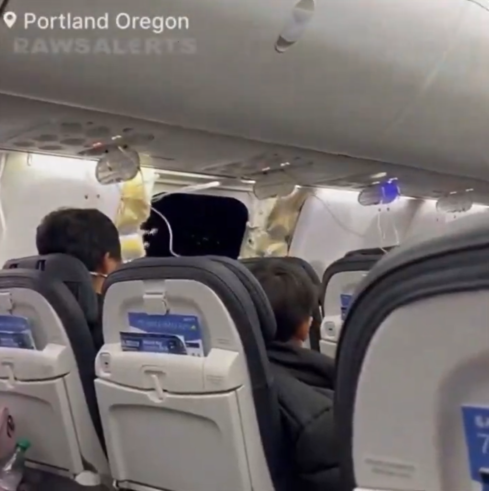 Boeing 737 Max po vzletu z Portlandu přišel o zadní dveře. Piloti museli nouzově přistát.