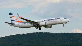 Nízký průlet dopravního letadla Boeing B737-8 MAX (OK-SWD) společnosti SmartWings (Mošnov Ostrava, 15.9.2018, Dny NATO).