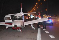 Drama u Brna: Pilot nouzově přistál na silnici