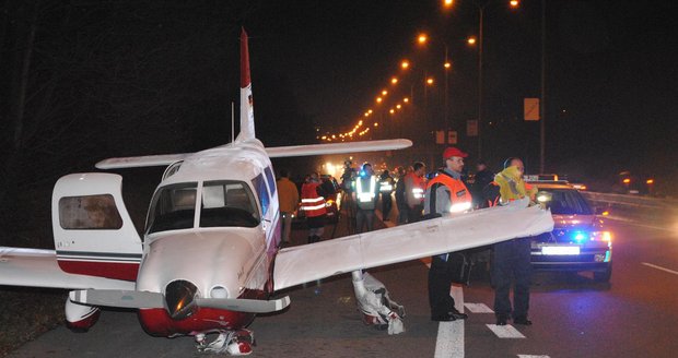 Za plného provozu musel na silnici nouzově přistát pilot dvoumístného letounu.