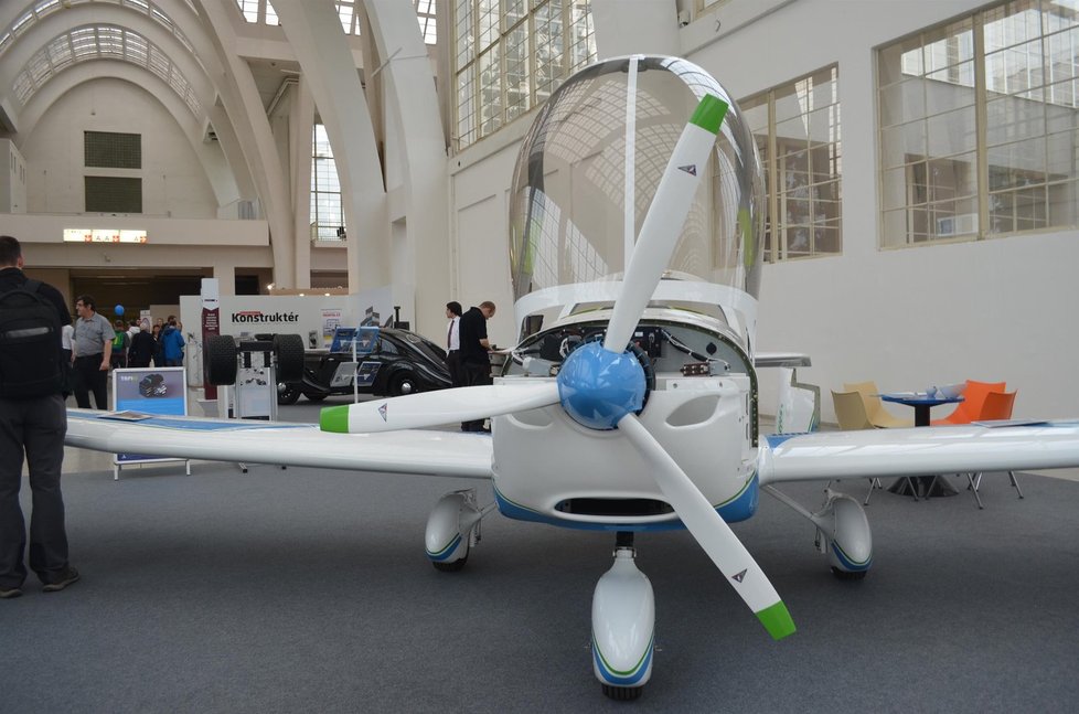 Nové unikátní elektrické letadlo SportStar RTC má kompozitovou třílistou vrtuli.