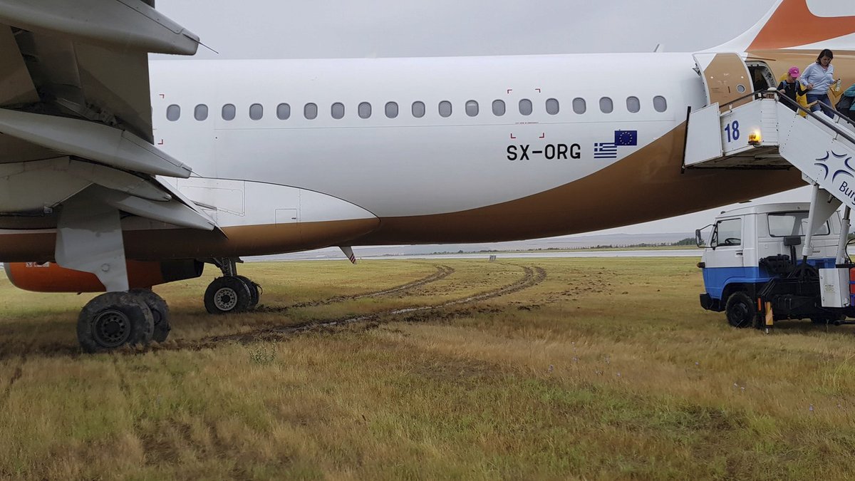 Letadlo z Brna sjelo v Burgasu z ranveje. Cestující: Řecký pilot nebrzdil?  