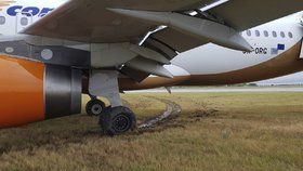 Na Letišti Václava Havla vyjelo prázdné letadlo při odbavování z letištní plochy na trávu. Nikomu se nic nestalo. (ilustrační foto)