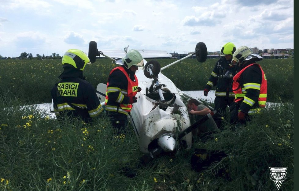 Do pole v pražských Letňanech se zřítilo malé letadlo, 27. května 2019