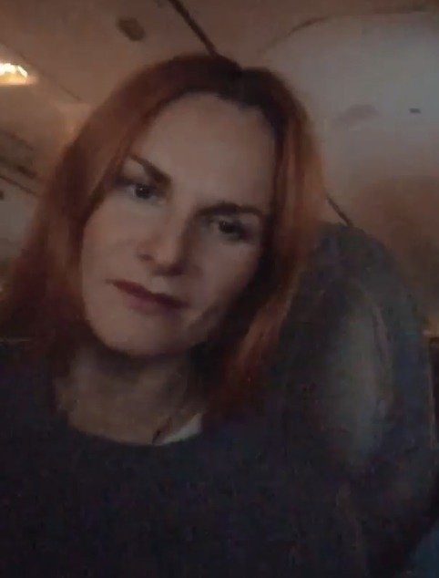 Iva Pazderková v letadle