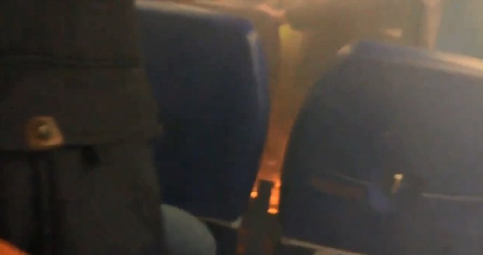 Ze sedadla v letadle začaly šlehat plameny. Cestujícímu vybouchla nabíječka.