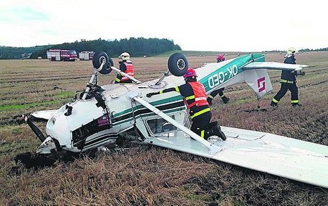 Pilot podle svědků zavadil o dráty vysokého napětí.