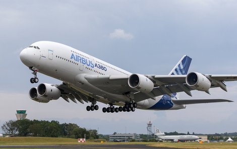 Airbus A380 ve vzduchu.
