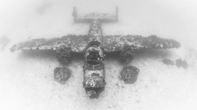 Po 70 letech bylo objeveno v moři fascinující pohřebiště bojových letadel z 2. světové války 