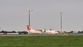 Letadlo ČSA nouzově přistálo ve Frankfurtu. Posádka se bála technické závady (ilustrační foto).